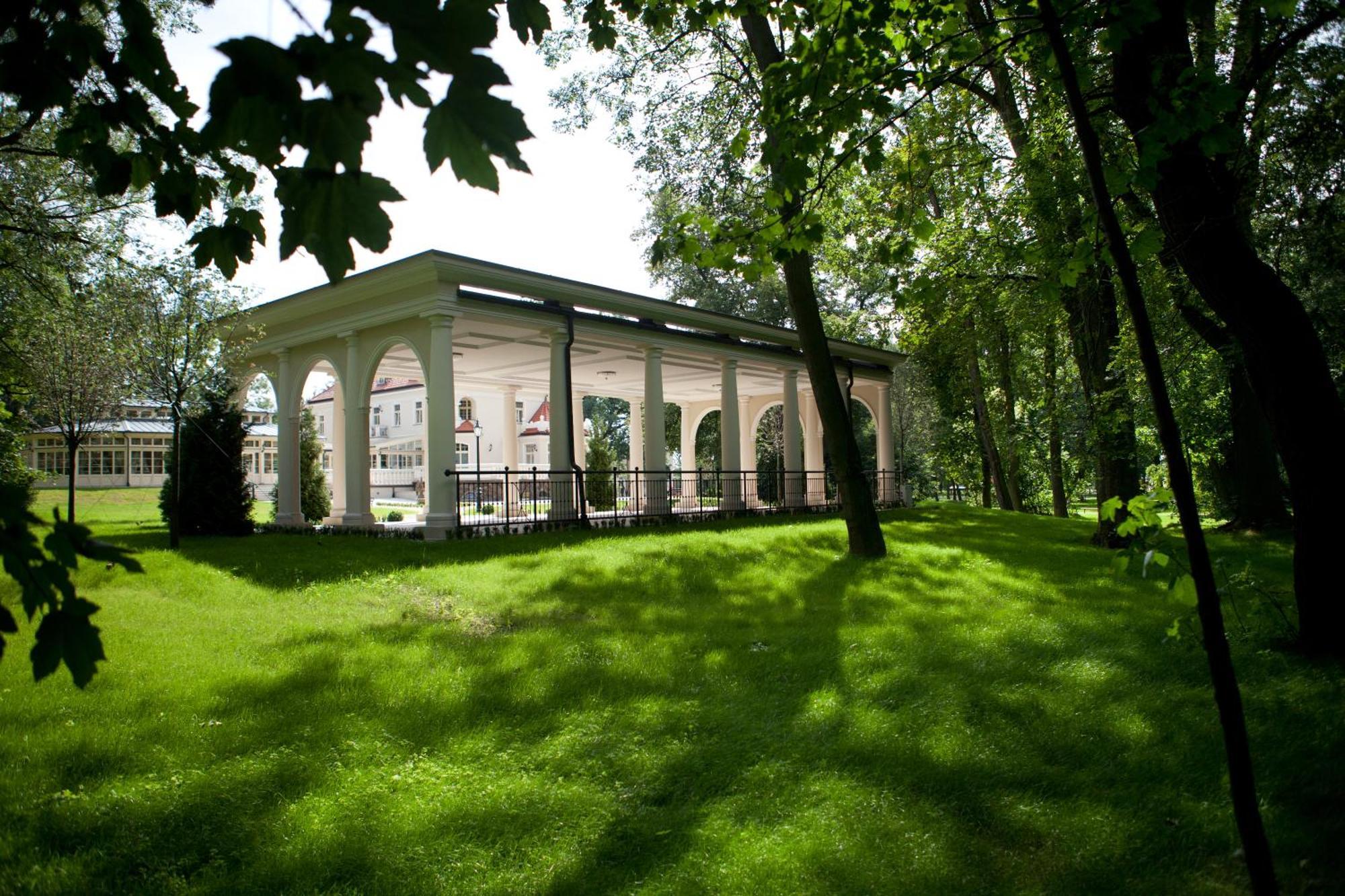 Palac Tlokinia Hotel Kaliszki Exterior foto